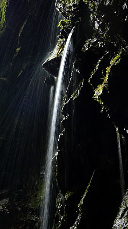 西里の滝近くの流水