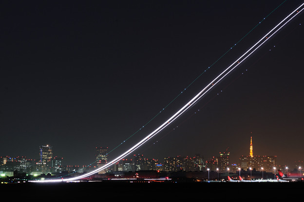 羽田空港から離陸する飛行機の光跡 写真共有サイト フォト蔵