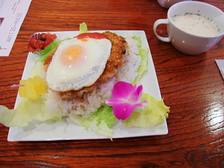 ランチボックス京都本店にてロコモコを食す