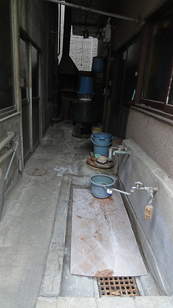 洗い場 あれ、奥に懐かしい感じの・・・ 品川宿青物横丁近く