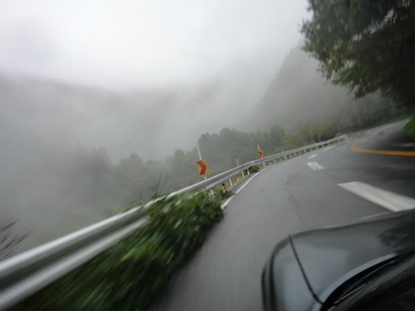 雨と霧の中を走る