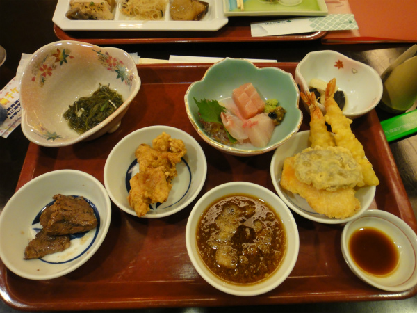 夕食は取り放題＆食べ放題のバイキング形式