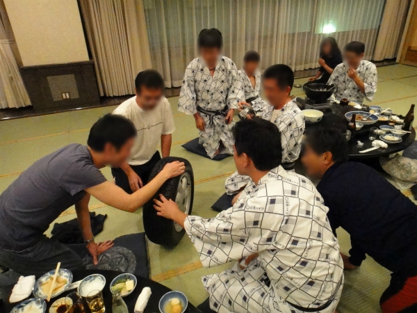 宴会場で夕食に盛り上がる