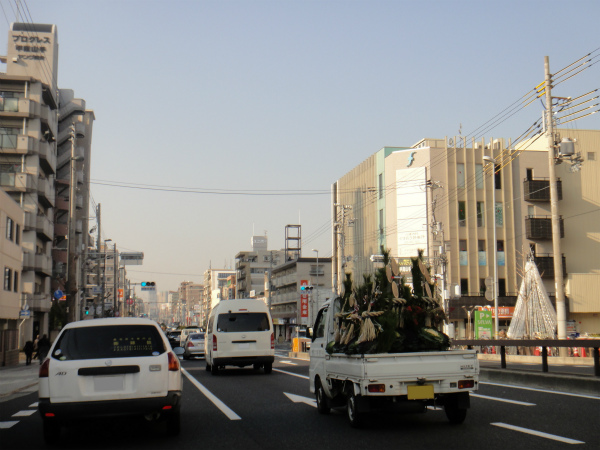 門松満載の軽トラックに抜かれ、正月間近を実感