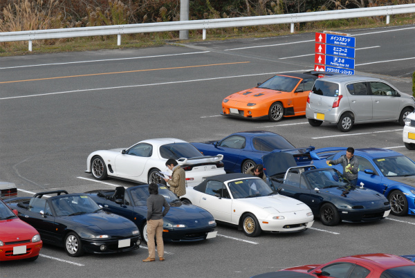 何台もの見覚えのあるロードスター＆ロードスター乗りの方達が到着