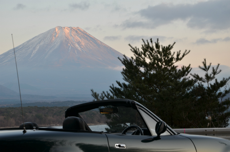 2011年最後の夕日を浴びて光る富士山とロードスター