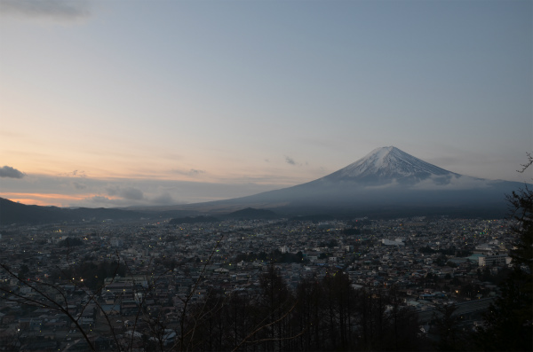 日の出時刻に近づき、空の赤みが増す