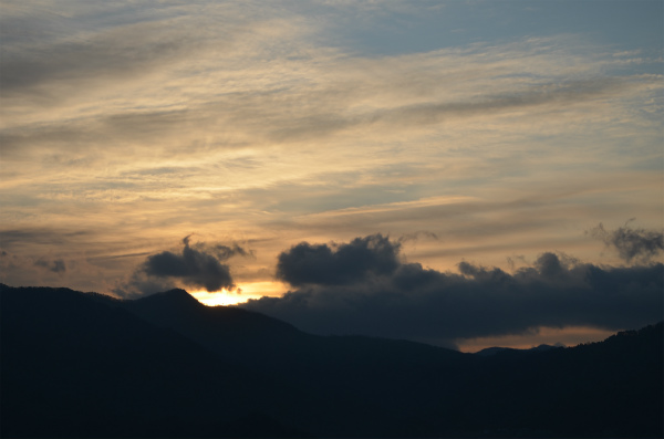 雲がかかり日の出時刻を過ぎてもお日様の姿が見えず