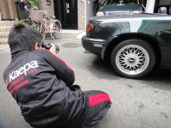 純正BBSを履いたロードスターの姿を撮影する次男