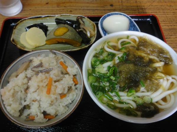 昼食にはうどんを食べました。