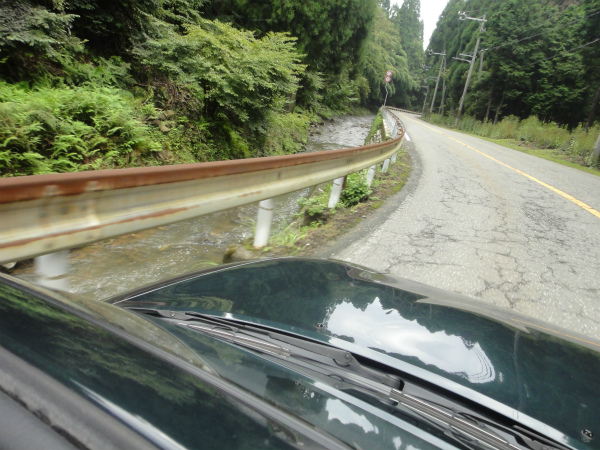 小川に沿って走る所もあり