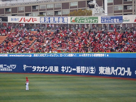 フェンス上部に設置されたリボン広告
